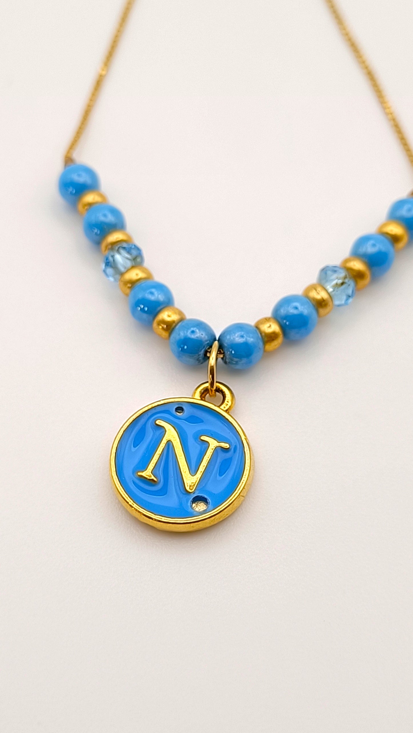 Collezione Azzurra Bracciale Artigianale con Perle Azzurre e Ciondolo "N"- Colore Oro