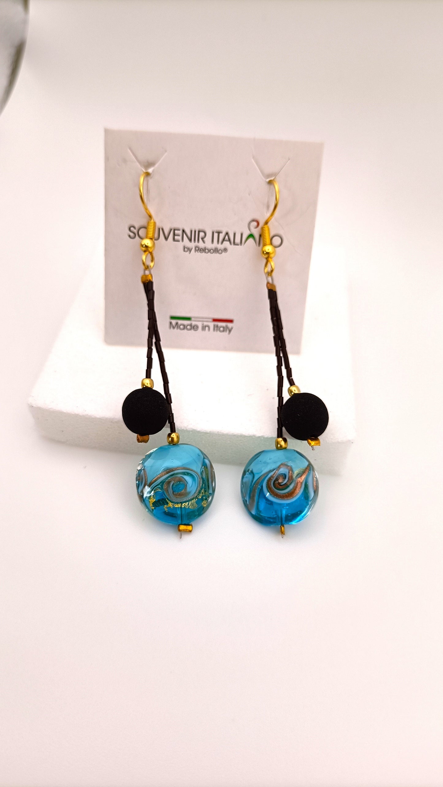 Orecchini pendenti realizzati a mano con perle in vetro di Murano e pietra lavica sintetizzata nera, design elegante e artigianale.