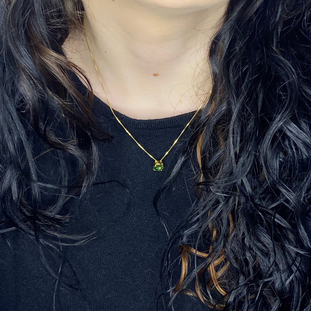 Modella indossa collana con cristallo - ungioielloperte