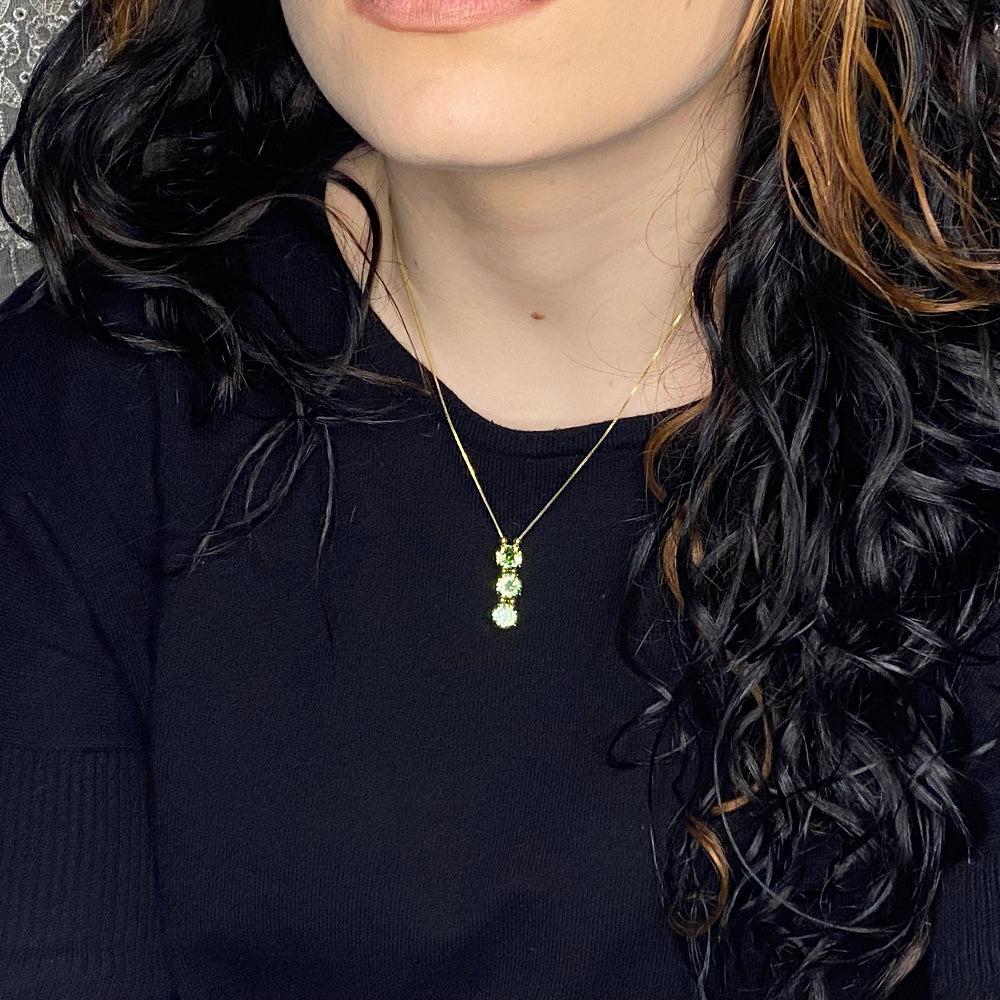 Modella indossa collana con 3 cristalli verdi - ungioielloperte