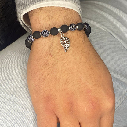 Bracciale nera e blu screziata con Foglia Indossato da Uomo - ungioielloperte