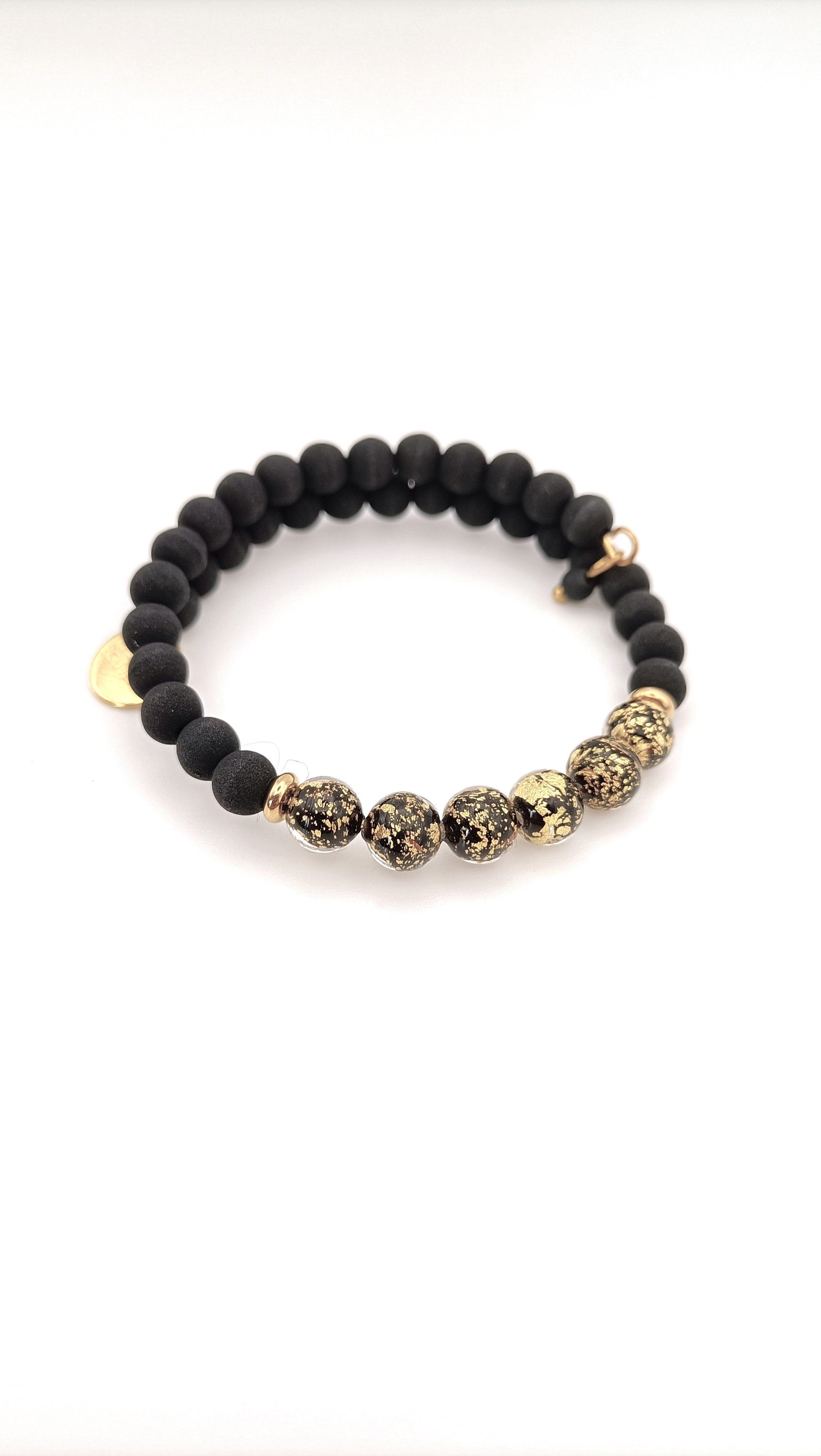 Bracciale a spirale con perle nere e dettagli dorati