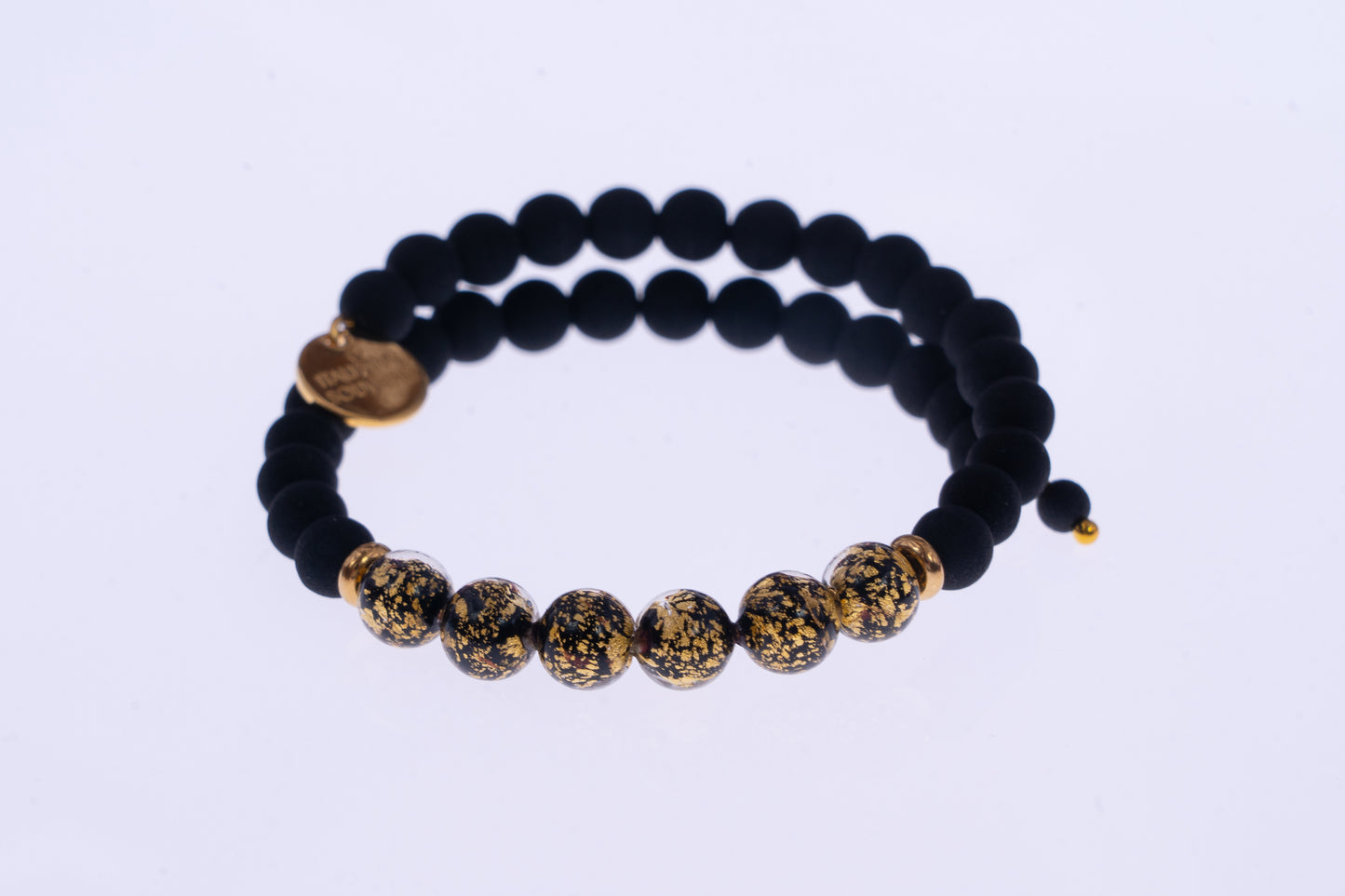 Bracciale a spirale con perle nere opache e perle con dettagli oro