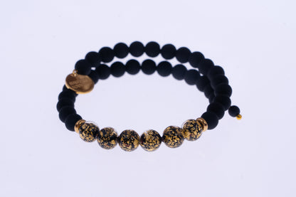 Bracciale a spirale con perle nere opache e perle con dettagli oro