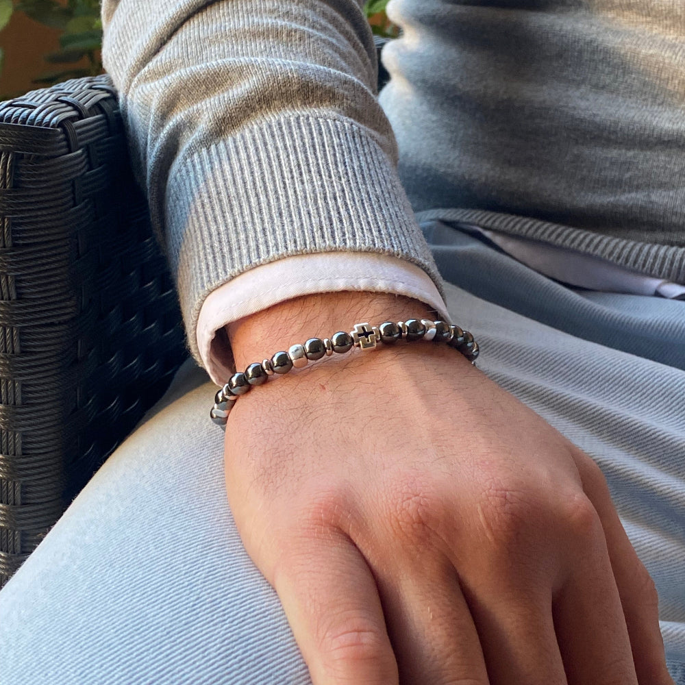 Bracciale Unisex Ematite Sfere con Croce e Cubetti Argentati indossato