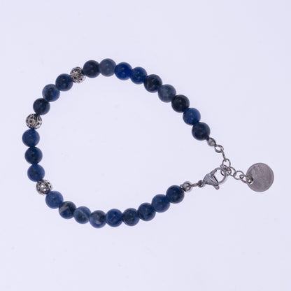 Bracciale con perle blu e chiusura argentata dettagliata su ungioielloperte.com