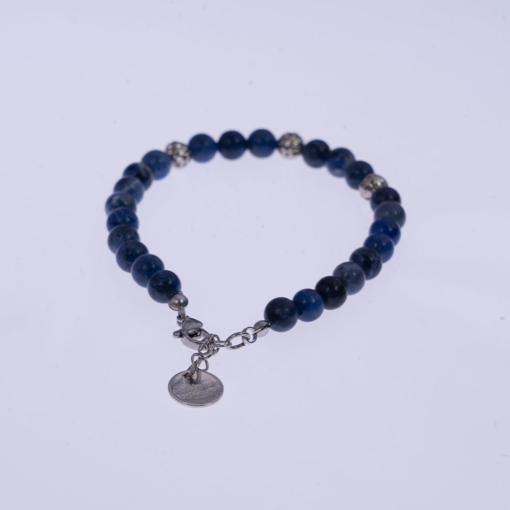 Bracciale con perle blu e dettagli argentati su ungioielloperte.com