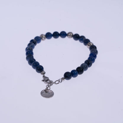 Bracciale con perle blu e dettagli argentati su ungioielloperte.com