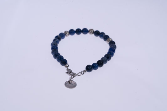 Bracciale con perle blu e dettagli argentati su ungioielloperte.com