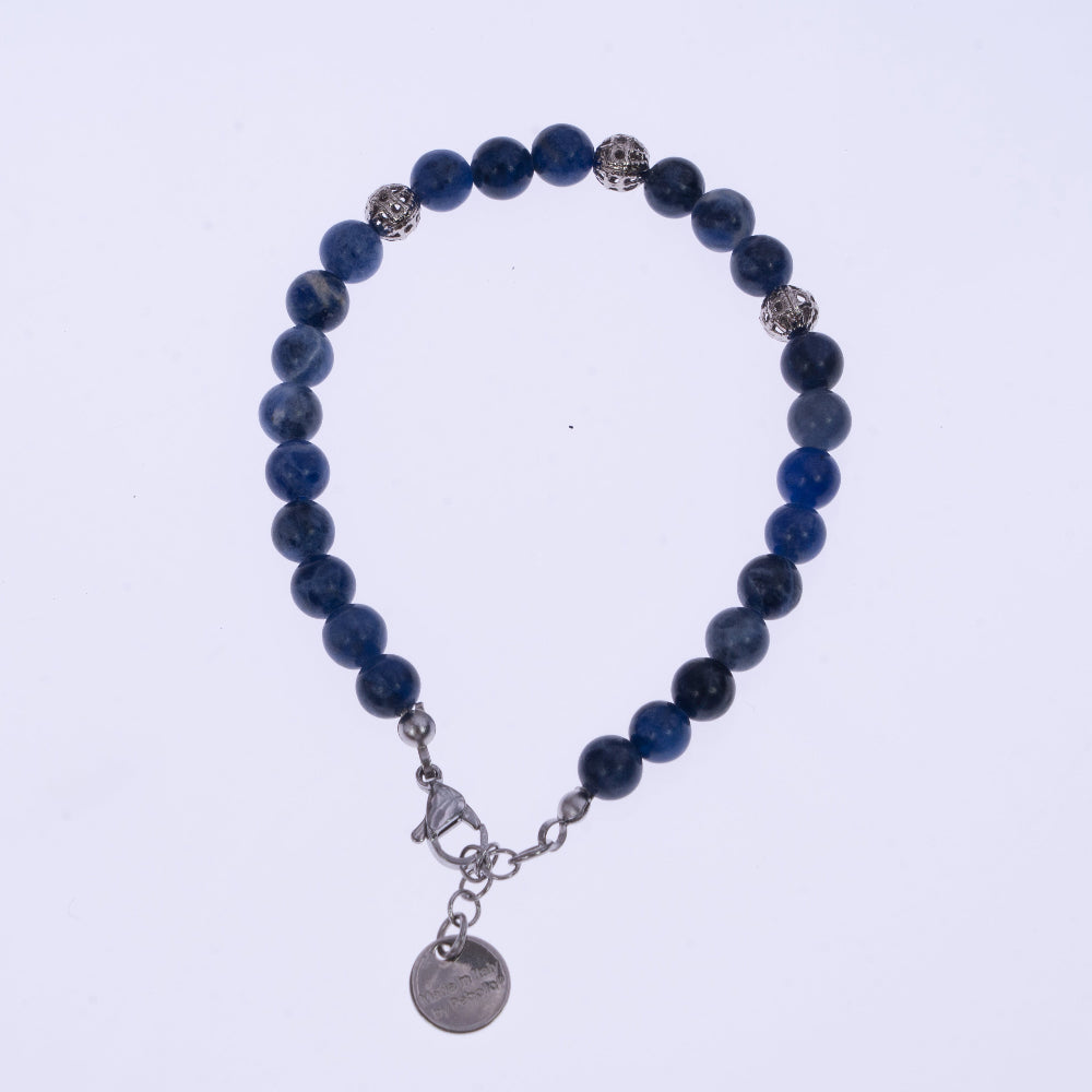 Bracciale con perle blu e inserti argentati su ungioielloperte.com