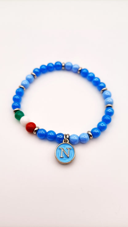 Collezione Azzurra Bracciale Artigianale con Perle Azzurre e Ciondolo "N"