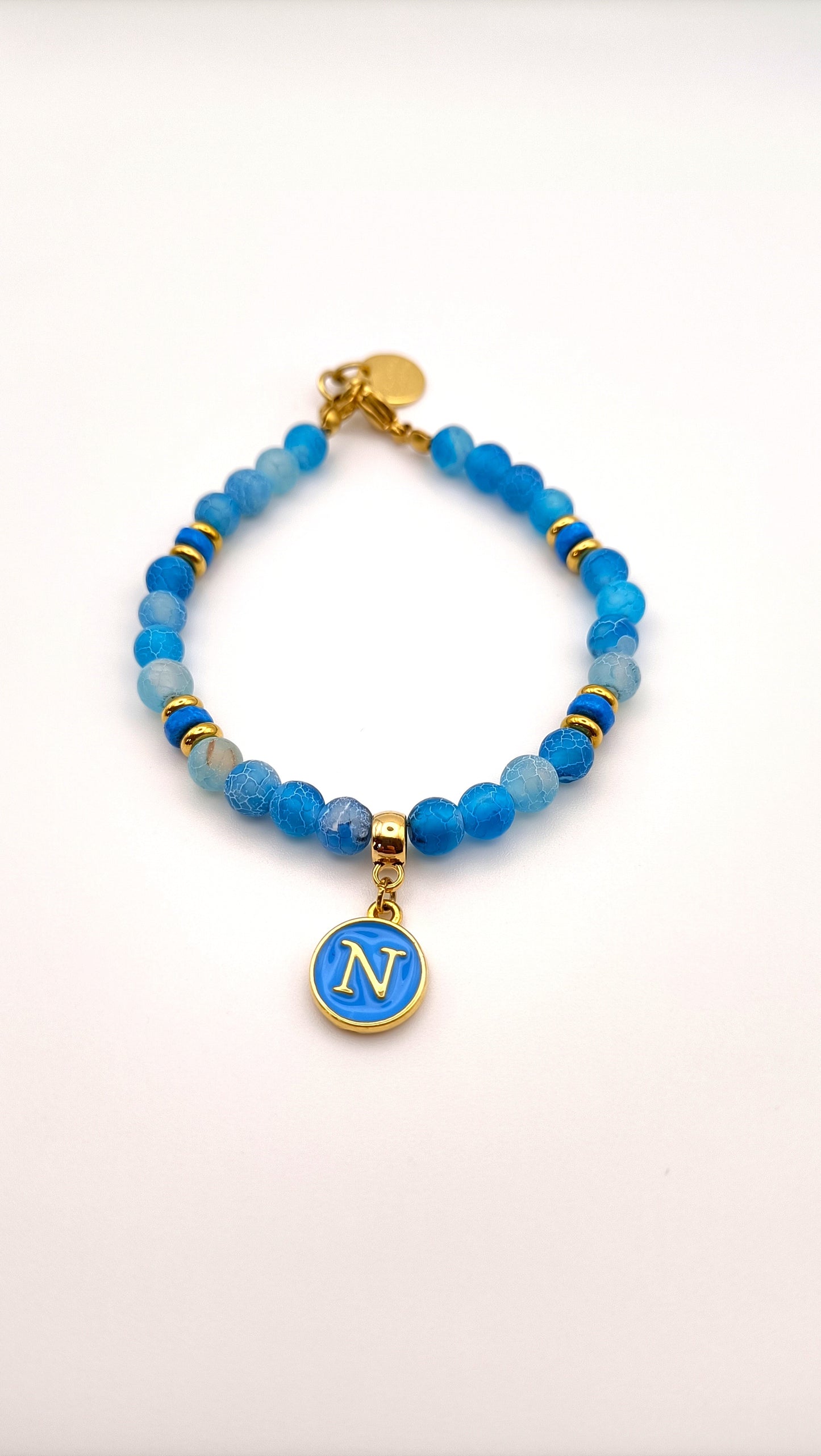 Collezione Azzurra Bracciale Artigianale con Perle Azzurre e Ciondolo "N"