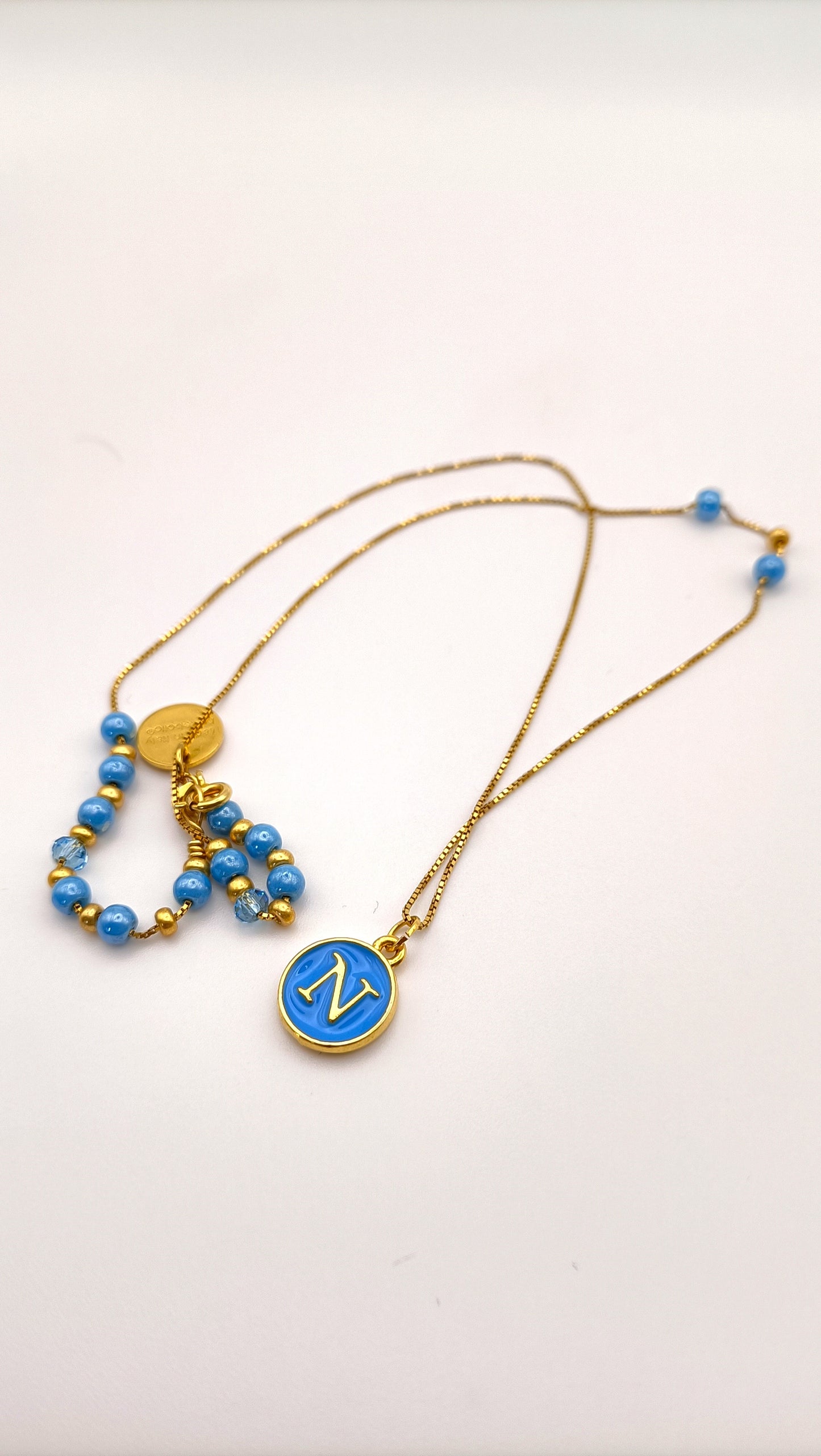 Collezione Azzurra Collana Artigianale con Perle Azzurre e Ciondolo "N"- Colore Oro