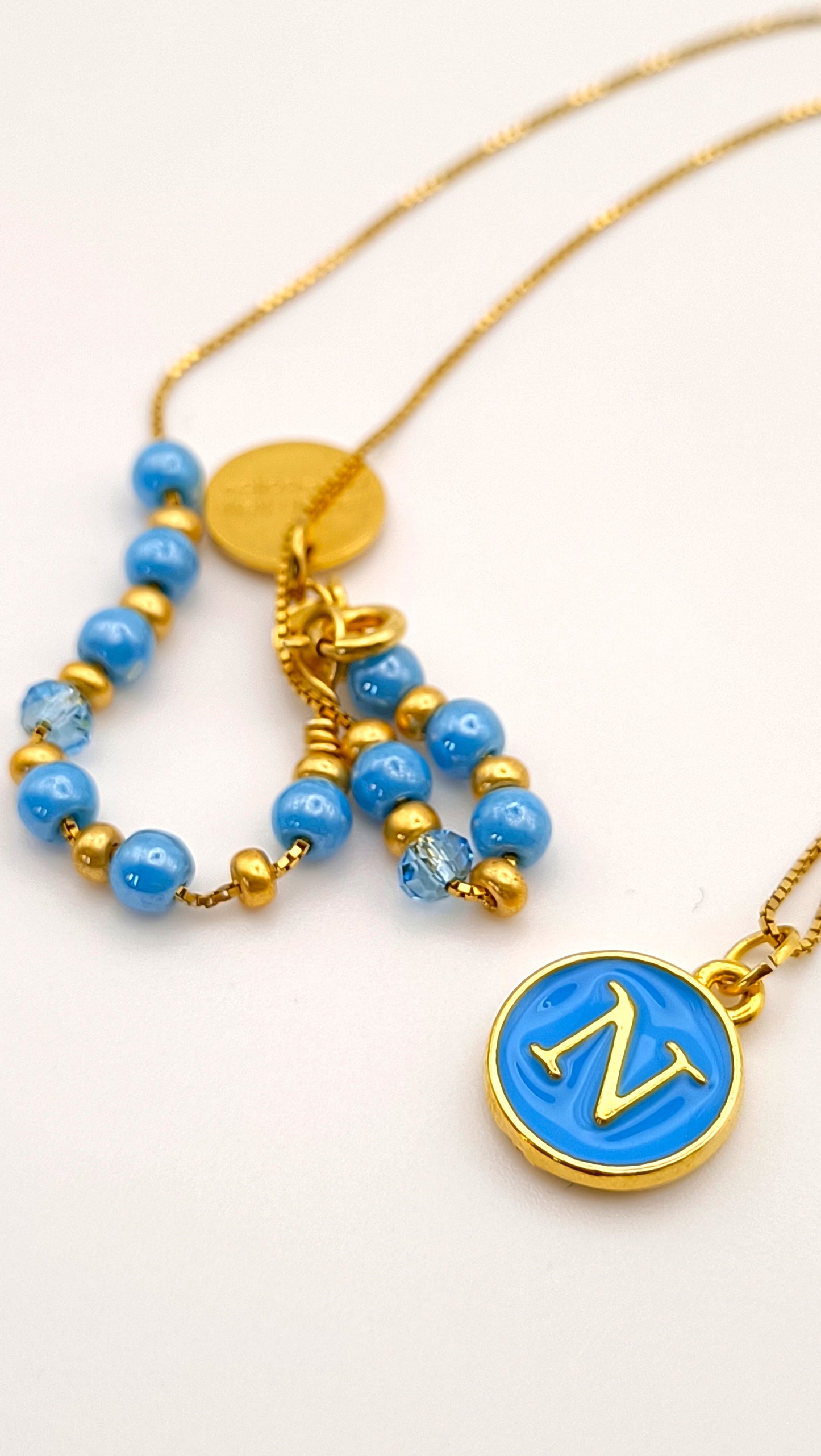 Collezione Azzurra Collana Artigianale con Perle Azzurre e Ciondolo "N"- Colore Oro