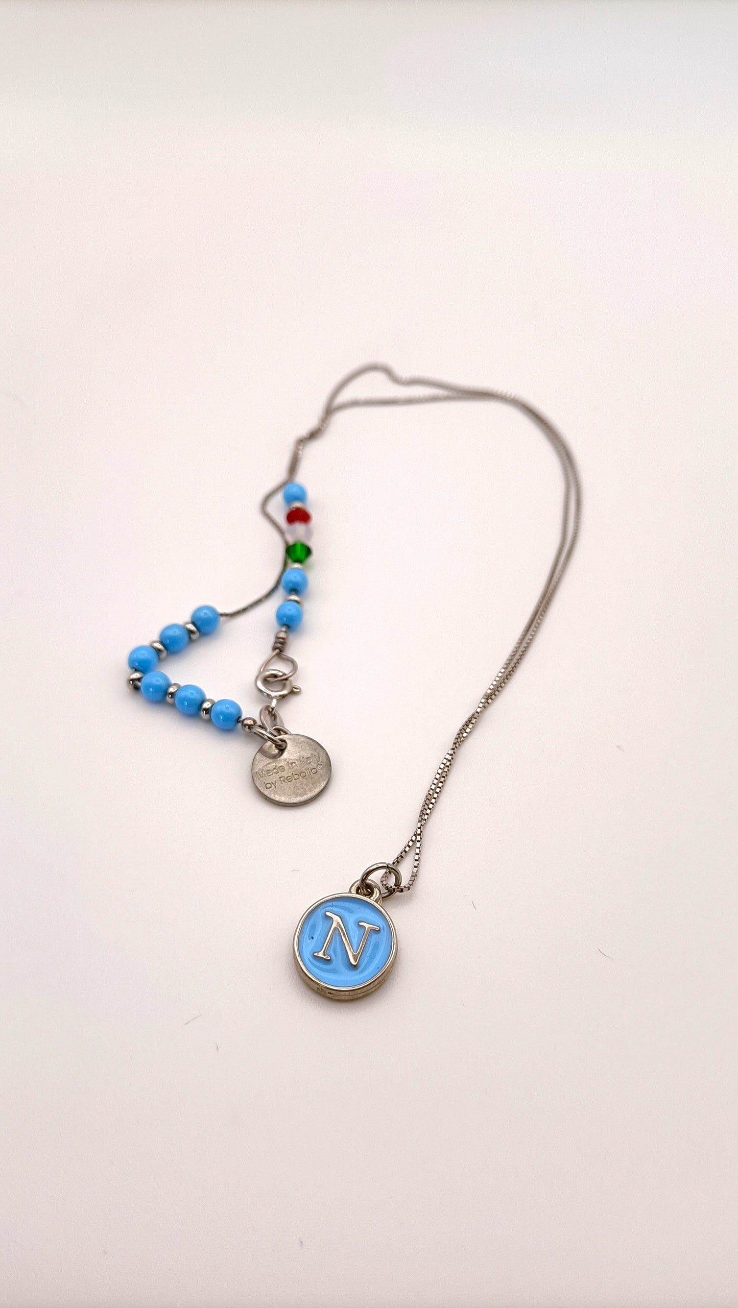 Collezione Azzurra Collana Artigianale con Perle Azzurre e Ciondolo "N"- Colore Argento