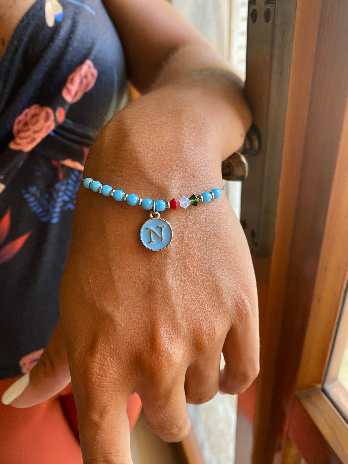 Collezione Azzurra Bracciale Artigianale con Perle Azzurre e Ciondolo "N"- Colore Argento