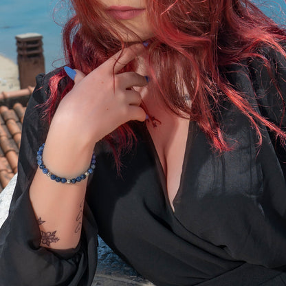 Modella con bracciale perle blu e dettagli argento by ungioielloperte.com
