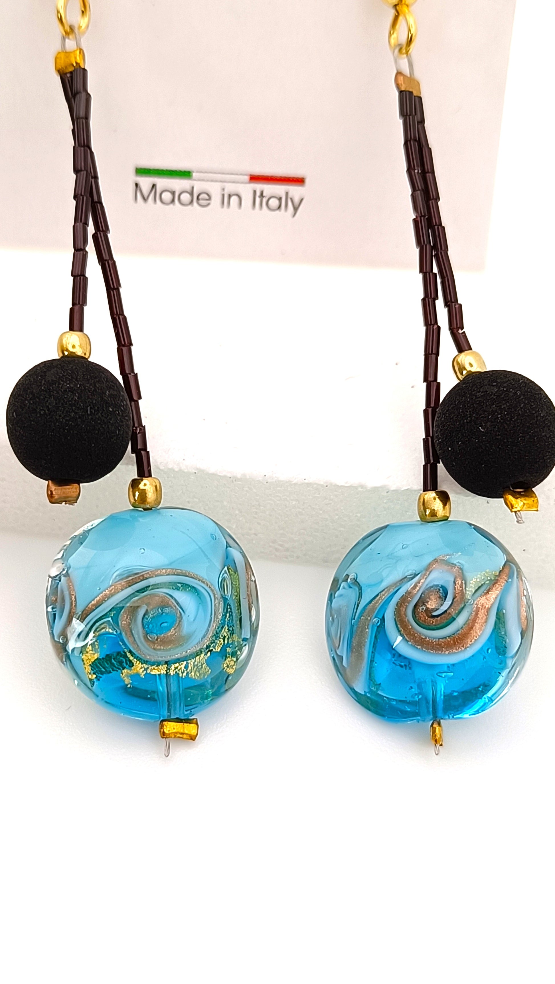 Orecchini pendenti realizzati a mano con perle in vetro di Murano e pietra lavica sintetizzata nera, design elegante.