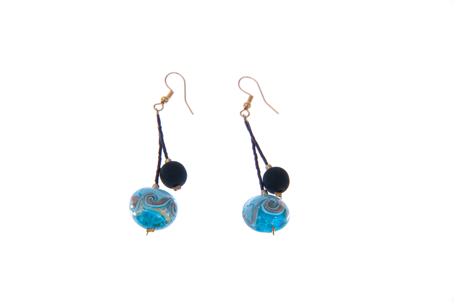 Orecchini pendenti realizzati a mano con perle in vetro di Murano e pietra lavica sintetizzata nera, design elegante e artigianale.