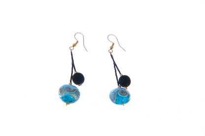 Orecchini pendenti realizzati a mano con perle in vetro di Murano e pietra lavica sintetizzata nera, design elegante e artigianale.