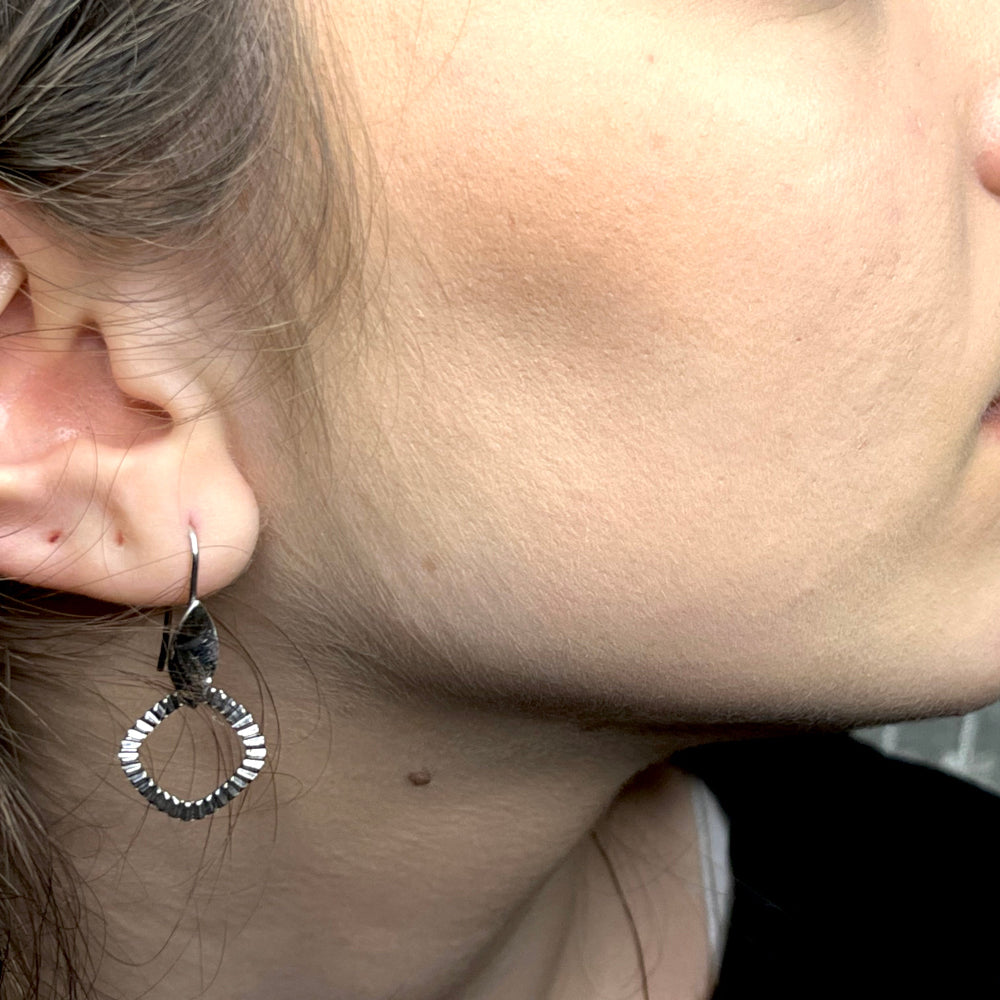 Orecchini indossati Pendenti Argento 925 con Cerchi Martellati 