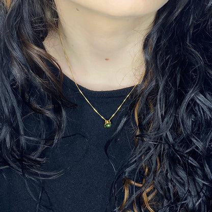 Modella indossa collana con cristallo verde - ungioielloperte