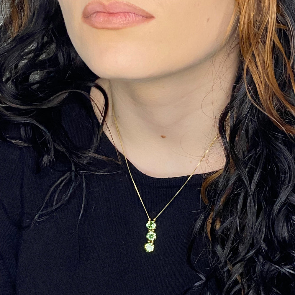 Modella indossa collana con 3 cristalli - ungioielloperte