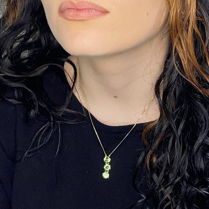Modella indossa collana con 3 cristalli - ungioielloperte