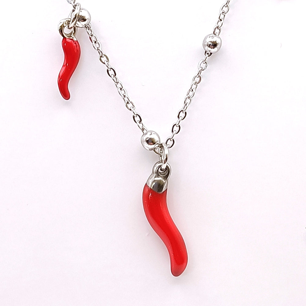 collana con ciondoli a forma di cornetto rosso