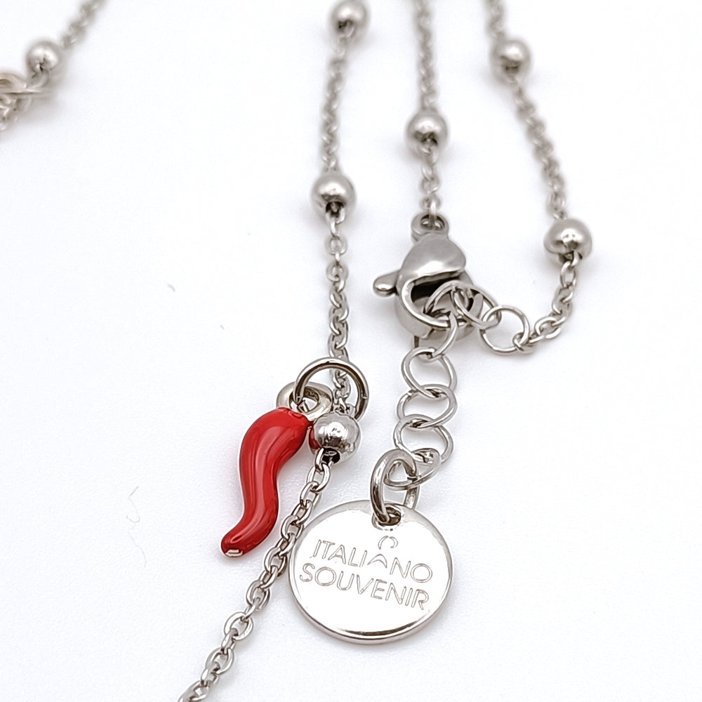 collana con ciondoli a forma di cornetto rosso dettaglio