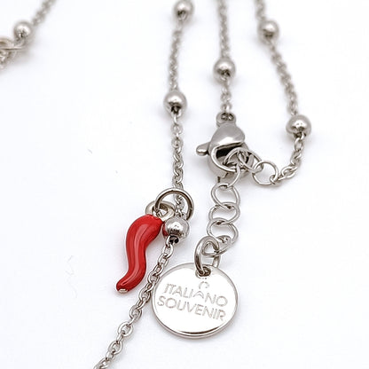 collana con ciondoli a forma di cornetto rosso dettaglio