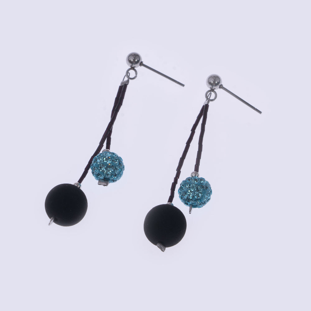 Orecchini pendenti di ungioielloperte.com con perle in pietra lavica e cristalli Swarovski azzurri